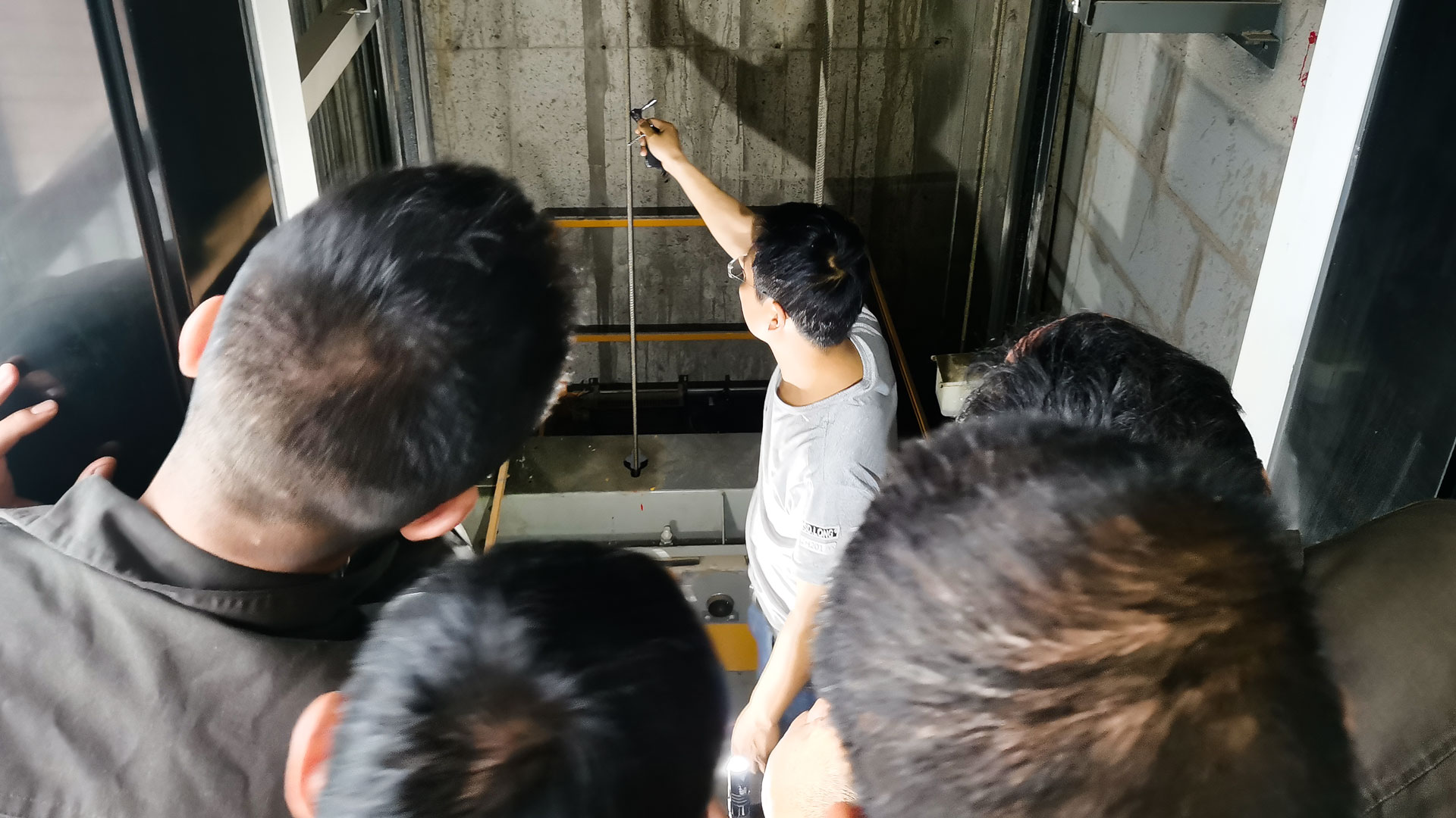 2水電維修中心：開展焊接技術(shù)及電梯緊急救援培訓(xùn)，提高工程部實踐操作能力.jpg